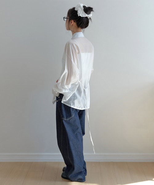 UNE MANSION(ユヌマンション)の「【好みで選べる無地&ストライプ生地展開】【ウエストストリングで体系によってシルエット調節可能】シースルーレイヤードビスチェオーバーサイズブラウスシャツ(シャツ/ブラウス・レディース・ホワイト/チャコール/ネイビー/ブルー・FREE)」の11枚目の写真