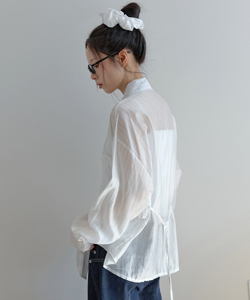 UNE MANSION(ユヌマンション)の「【好みで選べる無地&ストライプ生地展開】【ウエストストリングで体系によってシルエット調節可能】シースルーレイヤードビスチェオーバーサイズブラウスシャツ(シャツ/ブラウス・レディース・ホワイト/チャコール/ネイビー/ブルー・FREE)」の12枚目の写真