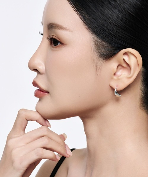 Lyvi(ライビィ)の「Melt Curve Hoop Pierce / 金属アレルギー対応(ピアス(両耳用)・レディース・シルバー/ゴールド・FREE)」の4枚目の写真