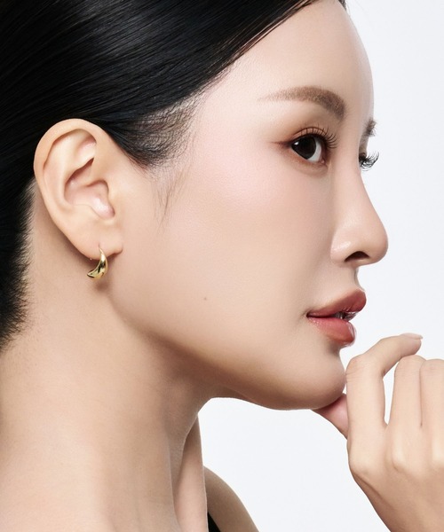 Lyvi(ライビィ)の「Melt Curve Hoop Pierce / 金属アレルギー対応(ピアス(両耳用)・レディース・シルバー/ゴールド・FREE)」の5枚目の写真