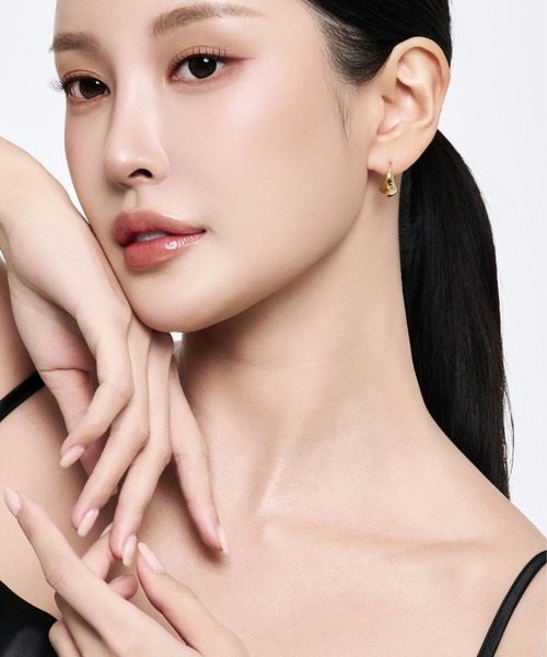 Lyvi(ライビィ)の「Melt Curve Hoop Pierce / 金属アレルギー対応(ピアス(両耳用)・レディース・シルバー/ゴールド・FREE)」の6枚目の写真
