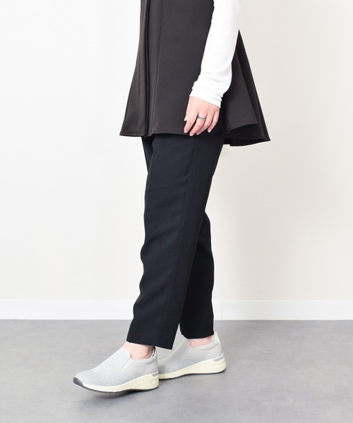 Round About(Bridget Birkin)(ラウンド アバウト)の「【Round About】ラインストーンアクセントスリッポンスニーカー(465100)(スニーカー・レディース・アイボリー/ライトグレー/ブラック・38/37/36/35/39)」の9枚目の写真