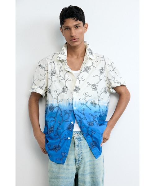 Desigual（デシグアル）の「グラデーション 総柄プリント 半袖シャツ（シャツ/ブラウス・メンズ・ホワイト・M/XL/L/S）」の2枚目の写真
