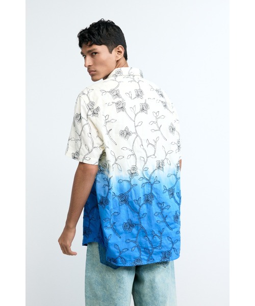 Desigual（デシグアル）の「グラデーション 総柄プリント 半袖シャツ（シャツ/ブラウス・メンズ・ホワイト・M/XL/L/S）」の3枚目の写真