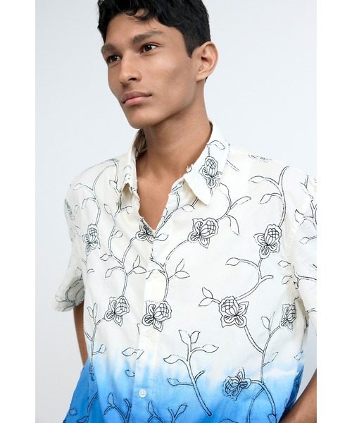 Desigual（デシグアル）の「グラデーション 総柄プリント 半袖シャツ（シャツ/ブラウス・メンズ・ホワイト・M/XL/L/S）」の4枚目の写真