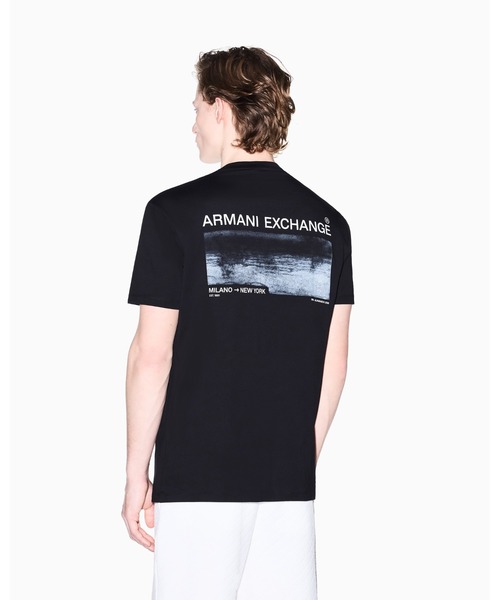 ARMANI EXCHANGE(アルマーニエクスチェンジ)の「【A|X アルマーニ エクスチェンジ】バックプリント 半袖クルーネックTシャツ/REGULAR(Tシャツ/カットソー・メンズ・オフホワイト/ブラック・X-SMALL/X-LARGE/SMALL/MEDIUM/LARGE/XX-LARGE)」の1枚目の写真
