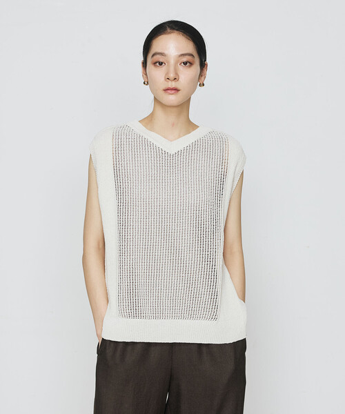 Gabardine K.T(ギャバジンケーティー)の「【前後2WAY】和紙×peフリーゼヤーン スクエアメッシュベスト(ニット/セーター・レディース・オフホワイト/グレー・9号)」の2枚目の写真