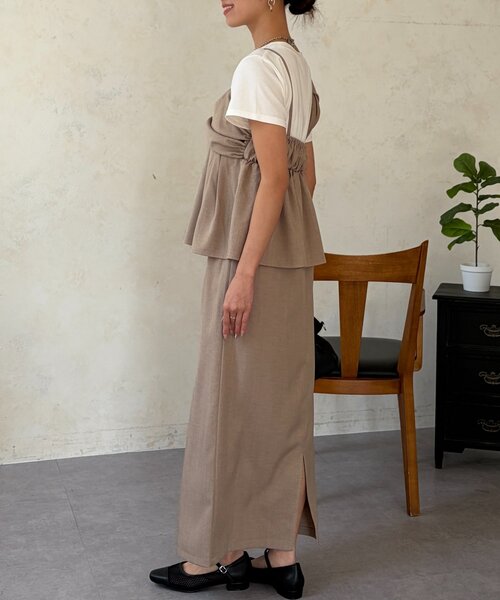 Chez toi（シェトワ）の「ビスチェ見えドッキングプルオーバー×ナロースカート（つなぎ/オールインワン・レディース・ベージュ/ブルー/ブラック・FREE）」の4枚目の写真