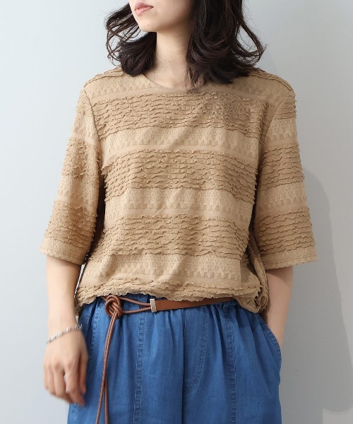 leswel(レスウェル)の「【M~5L】フリルシャーリングニットプルオーバー(Tシャツ/カットソー・レディース・ブラック/グリーン/ブラウン・M/L/LL/3L/4L/5L)」の3枚目の写真