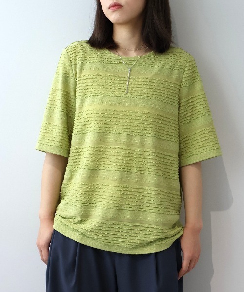 leswel(レスウェル)の「【M~5L】フリルシャーリングニットプルオーバー(Tシャツ/カットソー・レディース・ブラック/グリーン/ブラウン・M/L/LL/3L/4L/5L)」の1枚目の写真