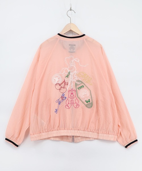 ScoLar（スカラー）の「161659：じゃらじゃらスカラーキーホルダー刺繍ブルゾン（ブルゾン・レディース・ブラック/ピンク・M）」の2枚目の写真