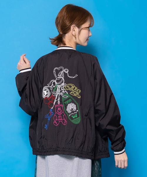 ScoLar（スカラー）の「161659：じゃらじゃらスカラーキーホルダー刺繍ブルゾン（ブルゾン・レディース・ブラック/ピンク・M）」の9枚目の写真