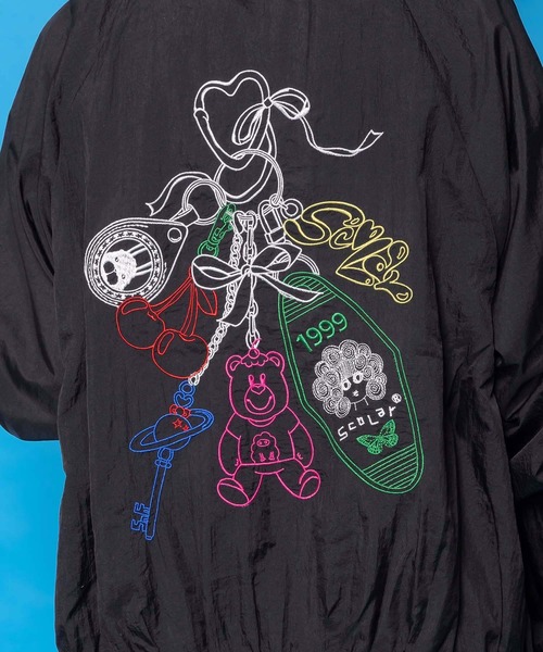 ScoLar（スカラー）の「161659：じゃらじゃらスカラーキーホルダー刺繍ブルゾン（ブルゾン・レディース・ブラック/ピンク・M）」の6枚目の写真