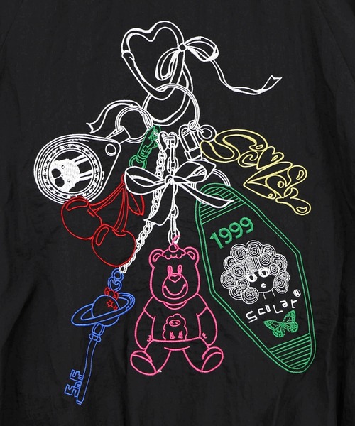 ScoLar（スカラー）の「161659：じゃらじゃらスカラーキーホルダー刺繍ブルゾン（ブルゾン・レディース・ブラック/ピンク・M）」の3枚目の写真