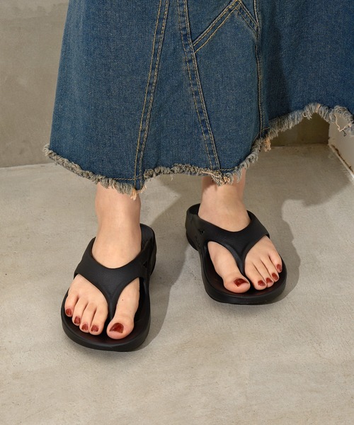 OOFOS(ウーフォス)の「【OOFOS】Ooriginal リカバリーサンダル(サンダル・レディース・ブラック・23cm/24cm)」の10枚目の写真