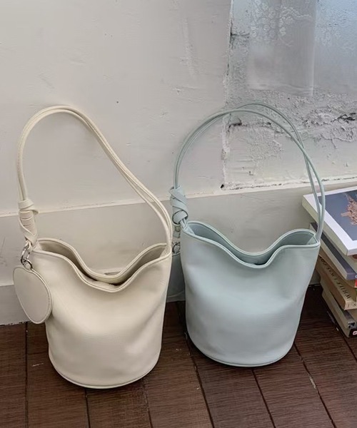 Chiina(チーナ)の「Chiina / 【ストラップ付き】ストラップ付きコンパクトデザインバッグ(ショルダーバッグ・レディース・ピンク/イエロー/ホワイト/ブラック/ライトブルー・FREE)」の1枚目の写真