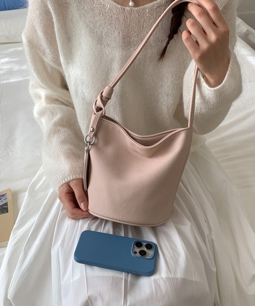 Chiina(チーナ)の「Chiina / 【ストラップ付き】ストラップ付きコンパクトデザインバッグ(ショルダーバッグ・レディース・ピンク/イエロー/ホワイト/ブラック/ライトブルー・FREE)」の2枚目の写真