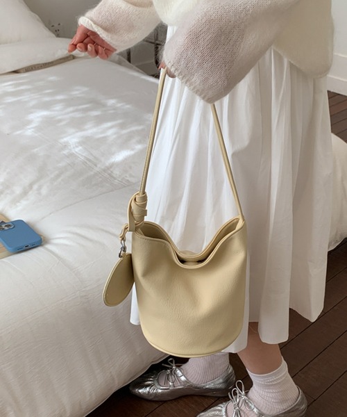 Chiina(チーナ)の「Chiina / 【ストラップ付き】ストラップ付きコンパクトデザインバッグ(ショルダーバッグ・レディース・ピンク/イエロー/ホワイト/ブラック/ライトブルー・FREE)」の15枚目の写真