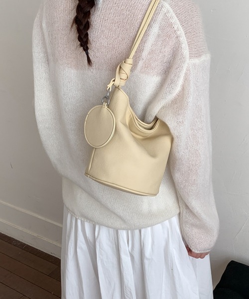 Chiina(チーナ)の「Chiina / 【ストラップ付き】ストラップ付きコンパクトデザインバッグ(ショルダーバッグ・レディース・ピンク/イエロー/ホワイト/ブラック/ライトブルー・FREE)」の17枚目の写真