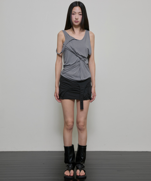 FLAREUP（フレアアップ）の「Asymmetrical Sleeveless (FL-173_Gray)（Tシャツ/カットソー・レディース・ダークグレー・OS）」の4枚目の写真