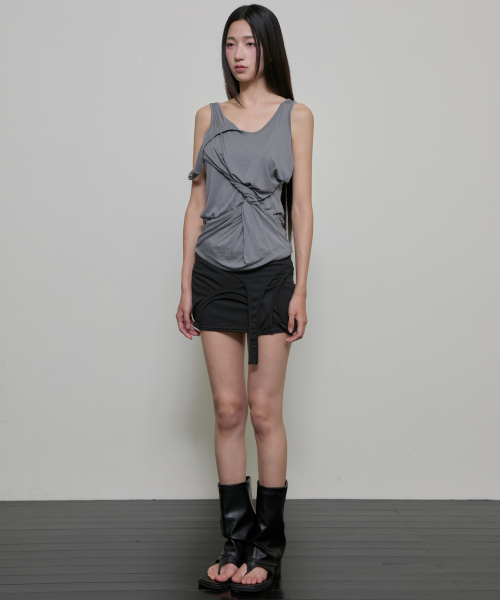 FLAREUP（フレアアップ）の「Asymmetrical Sleeveless (FL-173_Gray)（Tシャツ/カットソー・レディース・ダークグレー・OS）」の5枚目の写真
