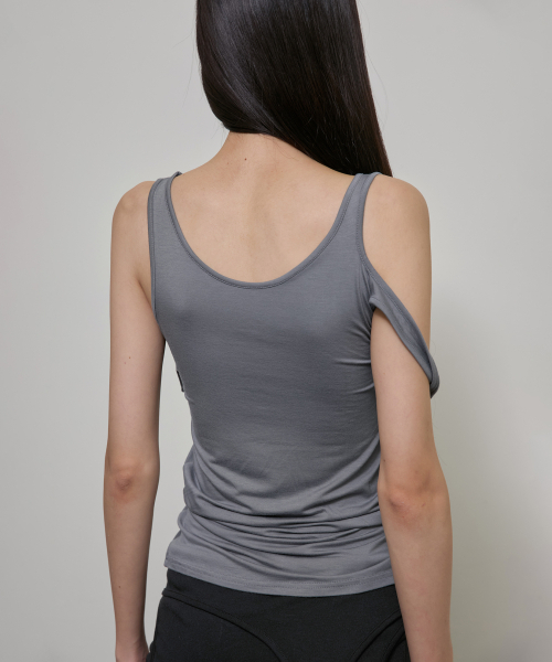 FLAREUP（フレアアップ）の「Asymmetrical Sleeveless (FL-173_Gray)（Tシャツ/カットソー・レディース・ダークグレー・OS）」の6枚目の写真