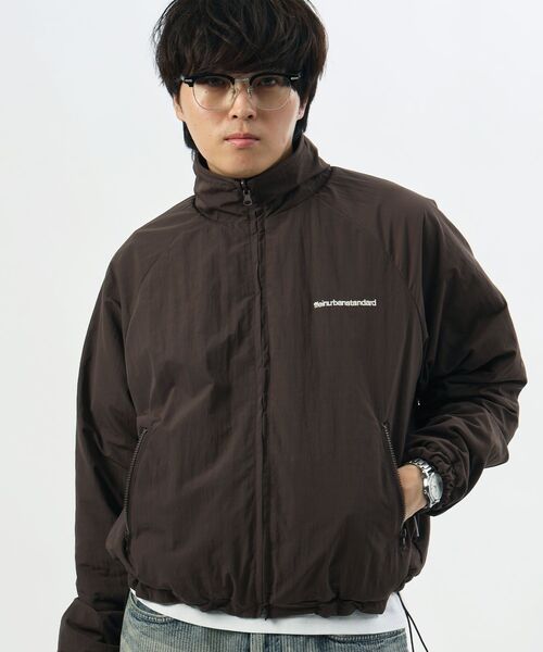 FFEIN(フェイン)の「【撥水加工】FFEIN(フェイン)リバーシブル撥水加工ナイロンフリースジャケット /リバーシブル ナイロン フリース スタンド フルジップ 刺繍 ワンポイント ドローコード(その他アウター・メンズ・ネイビー/ブラック/ブラウン/アイボリー・SMALL/MEDIUM/LARGE)」の3枚目の写真