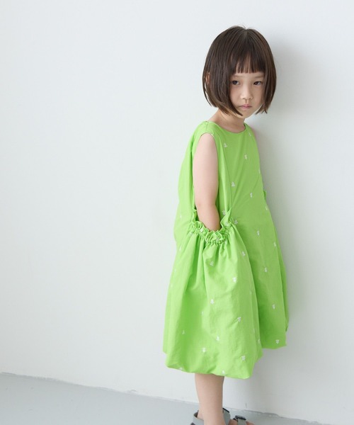 LOWRYS FARM(ローリーズファーム)の「バルーンNSシシュウワンピース 878197(ワンピース・キッズ・グリーン系その他3/ブラック・130cm/120cm/150cm/110cm/140cm)」の2枚目の写真