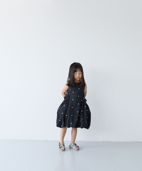 LOWRYS FARM(ローリーズファーム)の「バルーンNSシシュウワンピース 878197(ワンピース・キッズ・グリーン系その他3/ブラック・130cm/120cm/150cm/110cm/140cm)」の4枚目の写真