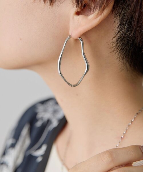 ear PAPILLONNER（イアパピヨネ）の「《金属アレルギー対応/ステンレス》変形ビッグフープピアス（ピアス（両耳用）・レディース・ゴールド/シルバー・FREE）」の2枚目の写真