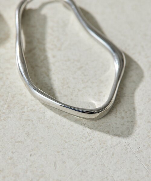 ear PAPILLONNER（イアパピヨネ）の「《金属アレルギー対応/ステンレス》変形ビッグフープピアス（ピアス（両耳用）・レディース・ゴールド/シルバー・FREE）」の4枚目の写真