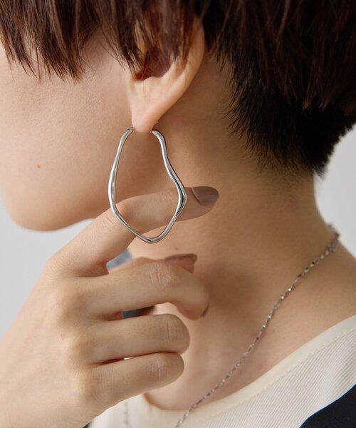 ear PAPILLONNER（イアパピヨネ）の「《金属アレルギー対応/ステンレス》変形ビッグフープピアス（ピアス（両耳用）・レディース・ゴールド/シルバー・FREE）」の6枚目の写真