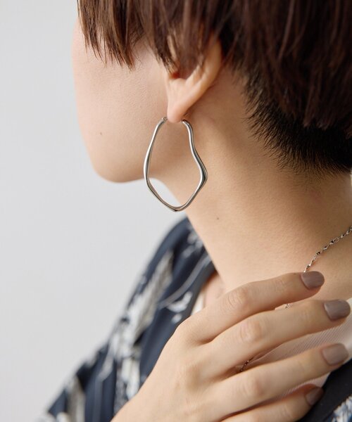 ear PAPILLONNER（イアパピヨネ）の「《金属アレルギー対応/ステンレス》変形ビッグフープピアス（ピアス（両耳用）・レディース・ゴールド/シルバー・FREE）」の7枚目の写真