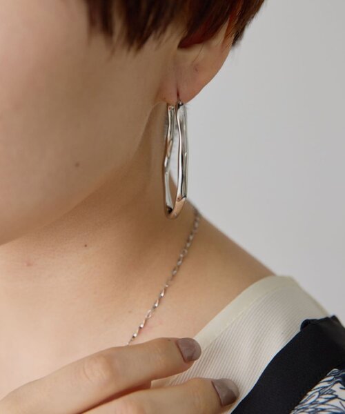 ear PAPILLONNER（イアパピヨネ）の「《金属アレルギー対応/ステンレス》変形ビッグフープピアス（ピアス（両耳用）・レディース・ゴールド/シルバー・FREE）」の8枚目の写真
