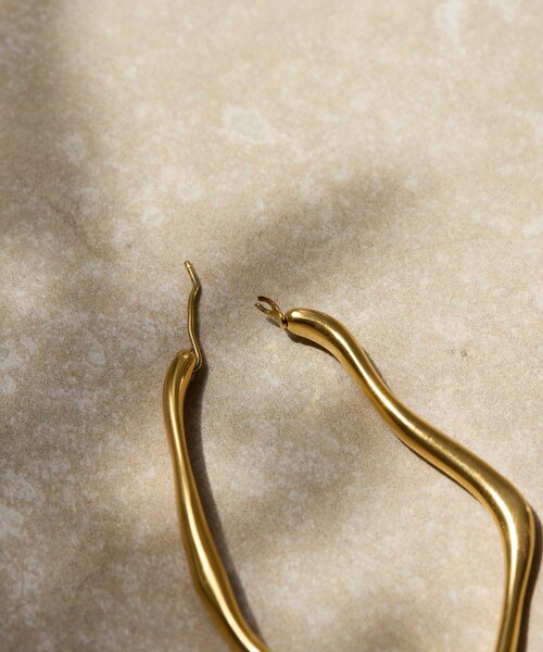ear PAPILLONNER（イアパピヨネ）の「《金属アレルギー対応/ステンレス》変形ビッグフープピアス（ピアス（両耳用）・レディース・ゴールド/シルバー・FREE）」の11枚目の写真