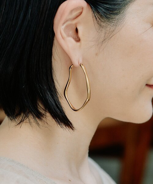 ear PAPILLONNER（イアパピヨネ）の「《金属アレルギー対応/ステンレス》変形ビッグフープピアス（ピアス（両耳用）・レディース・ゴールド/シルバー・FREE）」の13枚目の写真