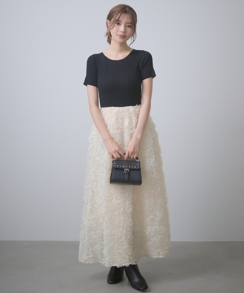 AND COUTURE(アンドクチュール)の「フラワーチュールドッキングニットワンピース(ワンピース・レディース・グレー/ブラック・FREE)」の1枚目の写真