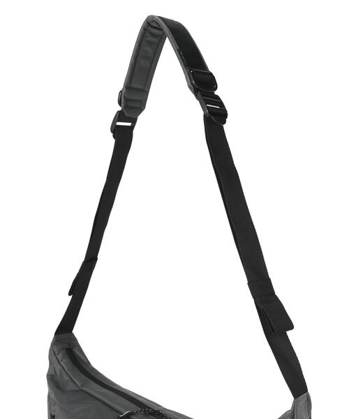 +phenix(プラスフェニックス)の「+phenix/プラスフェニックス/EXPAND SHOULDER BAG 20+(ショルダーバッグ・メンズ・グレー/ブラック・F)」の5枚目の写真