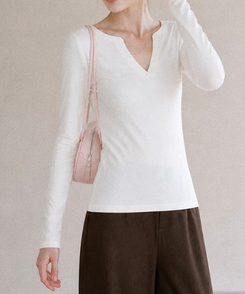 AMAJI（アマジ）の「スキッパーVネック 長袖Tシャツ（Tシャツ/カットソー・レディース・ホワイト/ネイビー・LARGE/X-LARGE/SMALL/MEDIUM）」の3枚目の写真