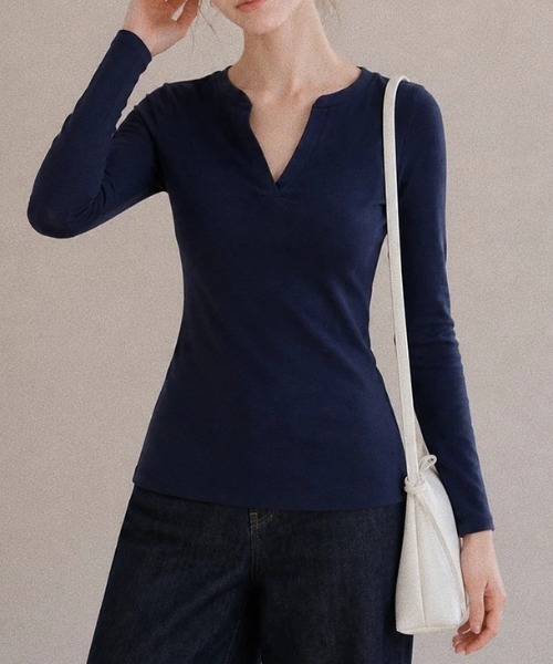 AMAJI（アマジ）の「スキッパーVネック 長袖Tシャツ（Tシャツ/カットソー・レディース・ホワイト/ネイビー・LARGE/X-LARGE/SMALL/MEDIUM）」の5枚目の写真