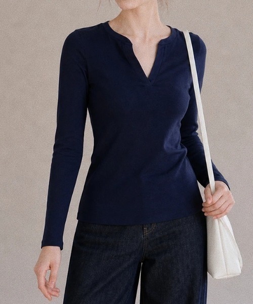 AMAJI（アマジ）の「スキッパーVネック 長袖Tシャツ（Tシャツ/カットソー・レディース・ホワイト/ネイビー・LARGE/X-LARGE/SMALL/MEDIUM）」の6枚目の写真