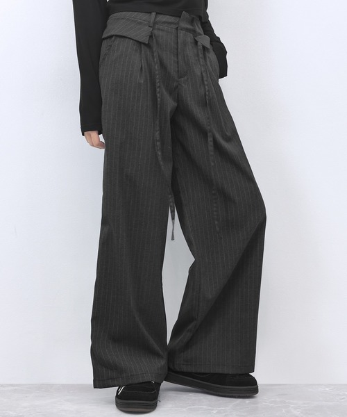 FOLLOWIN(フォロウィン)の「レイヤードウエスト ピンストライプワイドパンツ(スラックス・レディース・ブラック・X-SMALL/LARGE/MEDIUM/SMALL)」の1枚目の写真