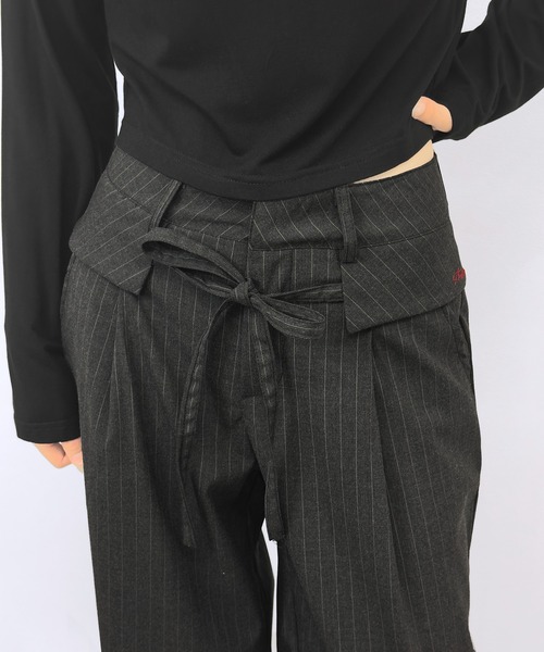 FOLLOWIN(フォロウィン)の「レイヤードウエスト ピンストライプワイドパンツ(スラックス・レディース・ブラック・X-SMALL/LARGE/MEDIUM/SMALL)」の9枚目の写真