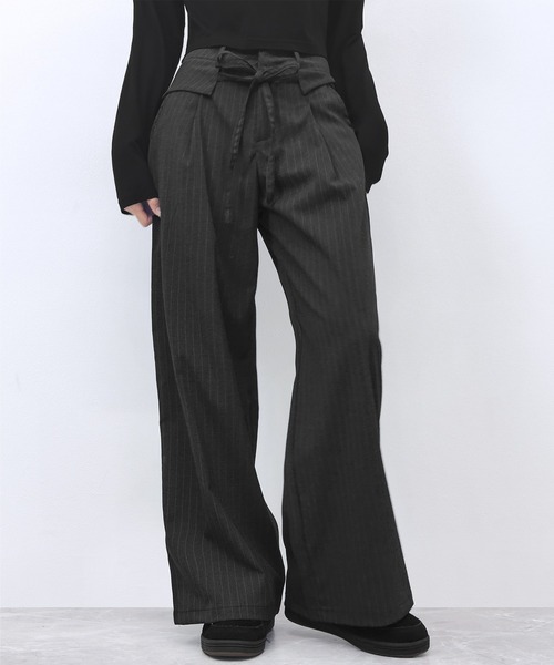 FOLLOWIN(フォロウィン)の「レイヤードウエスト ピンストライプワイドパンツ(スラックス・レディース・ブラック・X-SMALL/LARGE/MEDIUM/SMALL)」の2枚目の写真