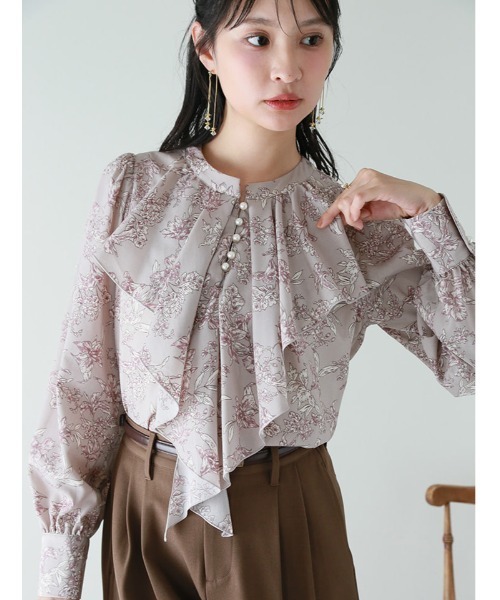 fifth(フィフス)の「【cho____07セレクト】クラシカルフラワープリントパールボタンフリルブラウス(シャツ/ブラウス・レディース・アイボリー/グレイッシュベージュ・M)」の2枚目の写真