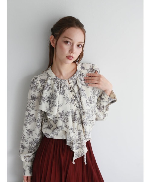 fifth(フィフス)の「【cho____07セレクト】クラシカルフラワープリントパールボタンフリルブラウス(シャツ/ブラウス・レディース・アイボリー/グレイッシュベージュ・M)」の3枚目の写真