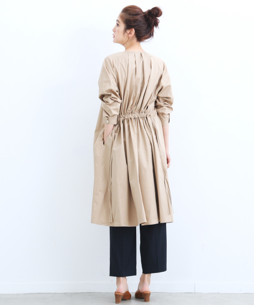 Abahouse Devinette（ドゥヴィネット）の「シャイニーコットンコート【GLOW 2017年05月号 P.44掲載】（その他アウター・レディース・ベージュ/ネイビー・FREE）」の13枚目の写真