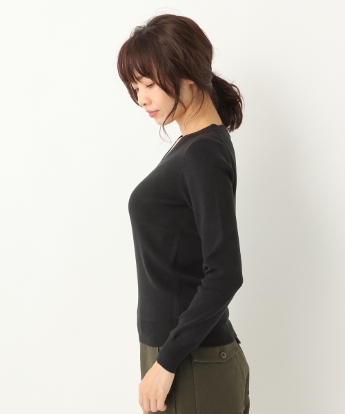 A part by（アパートバイ）の「【WEB限定カラー】14GミリオンHOTVPOニットLS　772856 （ニット/セーター・レディース・オフホワイト/オレンジ/グリーン/ブラック系その他/グレー系その他/ベージュ系その他/ライトパープル/コーラルピンク/ライトブルー/ブラック/グリーン系その他/マスタード/レッド・LARGE/MEDIUM）」の19枚目の写真