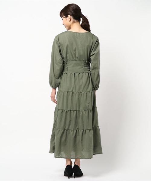 KOBE LETTUCE（コウベレタス）の「シャーリングベルト付き3wayカシュクールティアードマキシワンピース（ワンピース・レディース・ブラック/パープル/オフホワイト/ブルー/ライトカーキ・FREE）」の6枚目の写真