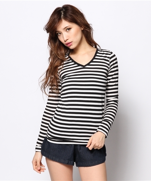 AZUL by moussy（アズールバイマウジー）の「TC天竺V/N長袖PO（Tシャツ/カットソー・レディース・オフホワイト/ネイビー/サックスブルー/ピンク/ブラック/ブラック系その他/ライム/インディゴブルー・LARGE/X-SMALL/SMALL/MEDIUM）」の3枚目の写真